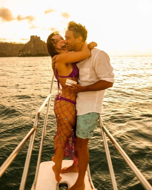 Larissa Manoela e André Luiz Frambach trocaram alianças durante um passeio de barco