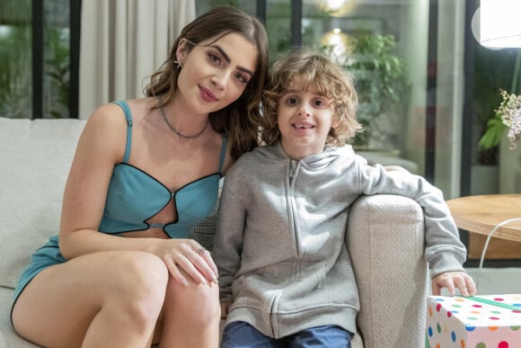 Brisa (Lucy Alves) passa por DNA com o filho, Tonho (Vicente Alvite), e descobre 'não ser mãe do menino' na novela 'Travessia'; e o garotinho está cada vez mais próximo de Chiara (Jade Picon)