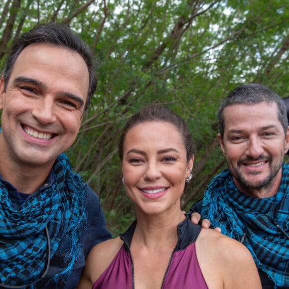 Tadeu Schmidt posou com Paolla Oliveira e Marcelo Serrado nos bastidores da novela 'Cara e Coragem'