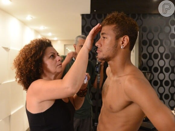 Neymar foi maquiado por Gil Santos antes de entrar em cena