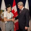 Justin Bieber recebe a medalha do jubileu de diamante das mãos do primeiro- ministro canadense, Stephen Harper, em 23 de novembro de 2012
