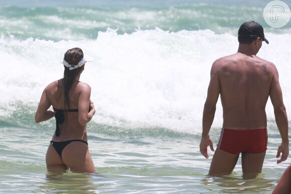 Deborah Secco curte a praia da Barra da Tijuca na companhia do irmão, Ricardo