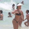 Deborah Secco escolhe biquíni preto para curtir praia do Rio