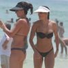 Deborah Secco conversa com amiga em praia do Rio
