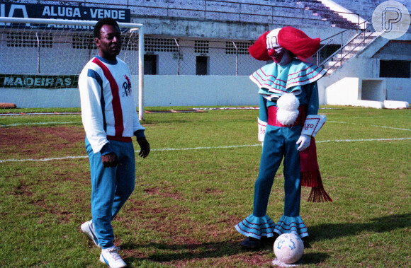 Pelé em foto com Luis Ricardo, na pele do palhaço Bozo, em maio de 1987