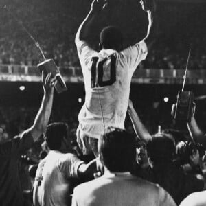 Pelé comemora o gol 1000 no Maracanã em 1969