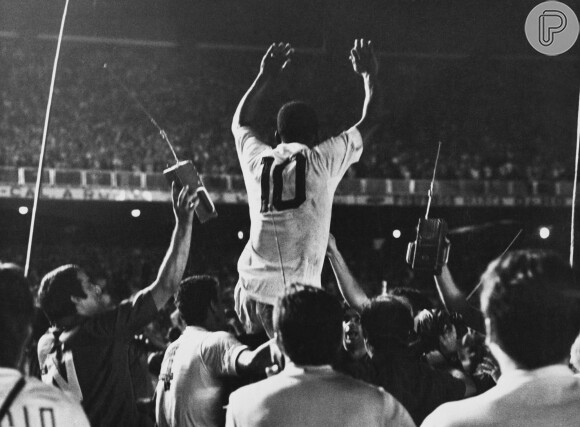 Pelé comemora o gol 1000 no Maracanã em 1969