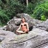 Isis Valverde compartilhou foto em seu Instagram onde aparece meditando em uma cachoeira