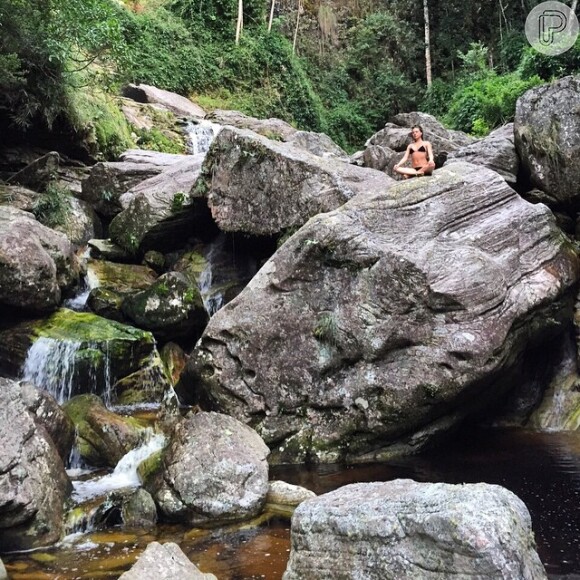 Isis Valverde compartilhou foto em seu Instagram onde aparece meditando em uma cachoeira