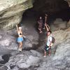 Isis Valverde faz pose antes de entrar em gruta de Minas Gerais, ao lado de amigos