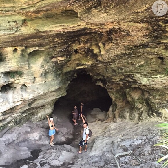 Isis Valverde faz pose antes de entrar em gruta de Minas Gerais, ao lado de amigos