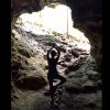 Isis Valverde faz pose na entrada de gruta de Minas Gerais
