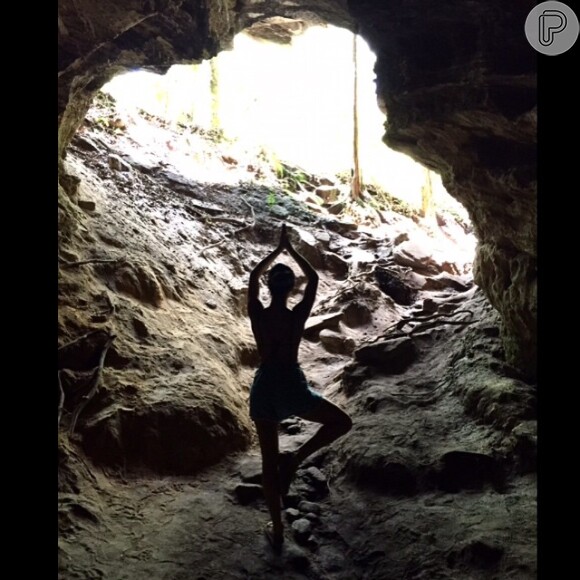 Isis Valverde faz pose na entrada de gruta de Minas Gerais