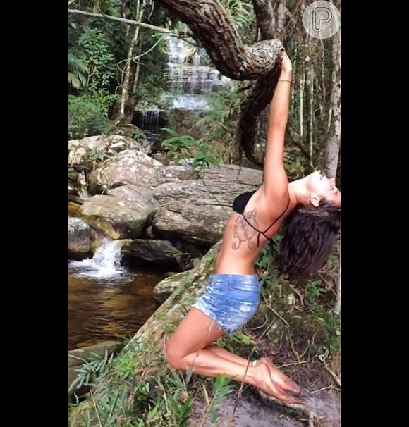 Isis Valverde brinca na Cachoeira Janela do Céu, em Ibitipoca, Minas Gerais, nesta sexta-feira, 2 de janeiro de 2015: 'No balanço da vida, somos todos crianças!'