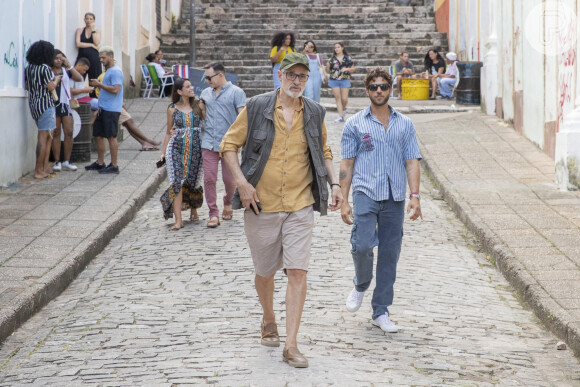 Guerra (Humberto Martins) desabafa com Cidália (Cassia Kis) ao descobrir farsa envolveno Ari (Chay Suede), na novela 'Travessia': 'Esses escritos do Dante (Marcos Caruso) são contra o meu projeto, detonam o meu projeto... Mas os do Ari são contra a minha pessoa...'