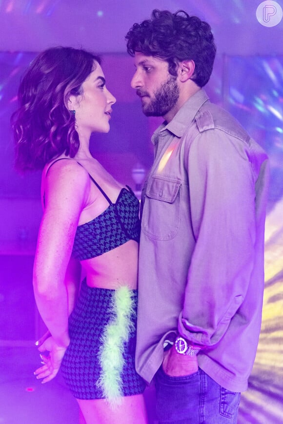 Ari (Chay Suede) mudou seus planos contra Guerra (Humberto Martins) após conhecer a filha de criação dele, Chiara (Jade Picon), na novela 'Travessia'