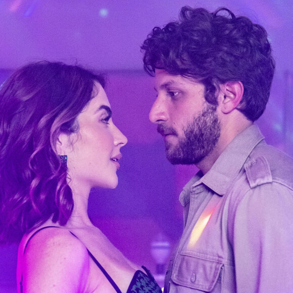 Ari (Chay Suede) mudou seus planos contra Guerra (Humberto Martins) após conhecer a filha de criação dele, Chiara (Jade Picon), na novela 'Travessia'