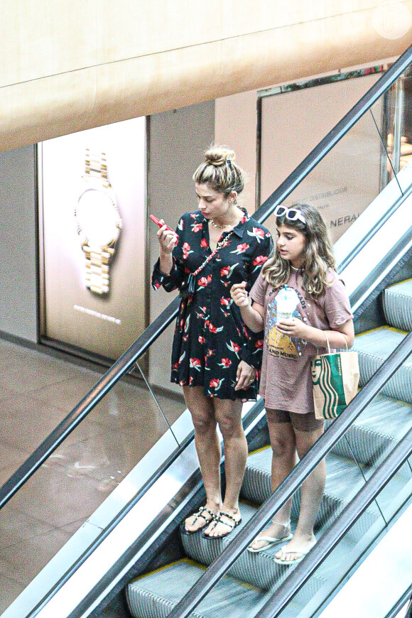 Grazi Massafera passeou com a filha, Sofia, em shopping de luxo no Rio de Janeiro
