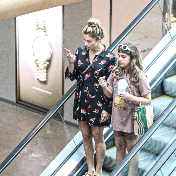 Grazi Massafera passeou com a filha, Sofia, em shopping de luxo no Rio de Janeiro