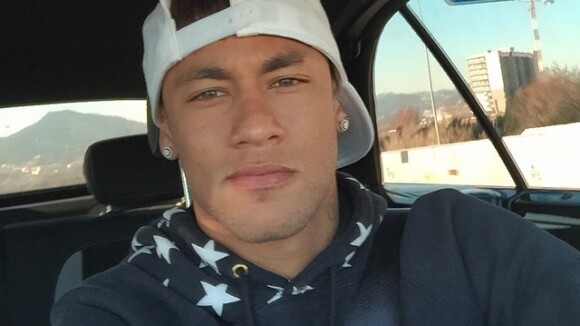 Neymar muda visual ao raspar barba branca e recebe elogio: 'Carinha de bebê'