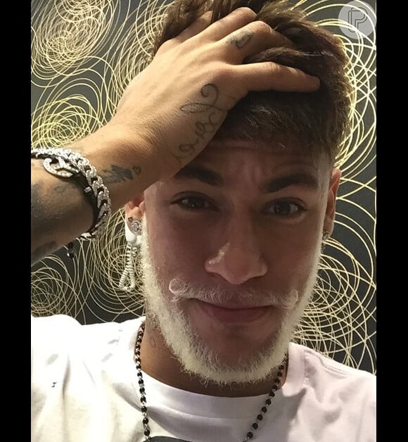Neymar pintou a barba de branco para comemorar o Natal, que passou no Brasil