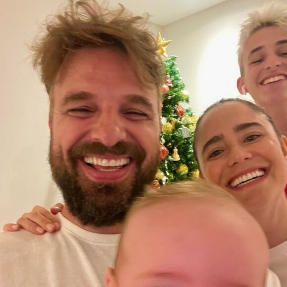 Filho de Fernanda Vasconcellos e Cássio Reis chamou atenção pela semelhança com a mãe