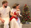 Filho de Fernanda Vasconcellos e Cássio Reis não parava quieto para as poses, tentando pegar a árvore de Natal