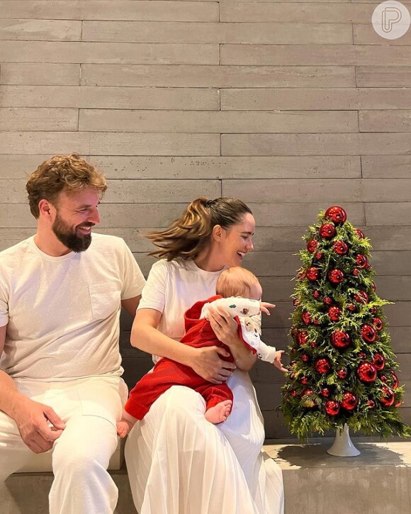 Filho de Fernanda Vasconcellos e Cássio Reis não parava quieto para as poses, tentando pegar a árvore de Natal