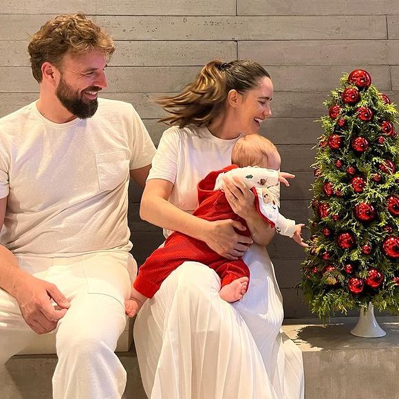 Filho de Fernanda Vasconcellos e Cássio Reis não parava quieto para as poses, tentando pegar a árvore de Natal