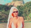Roberta Close exibiu decote poderoso em looks moda praia