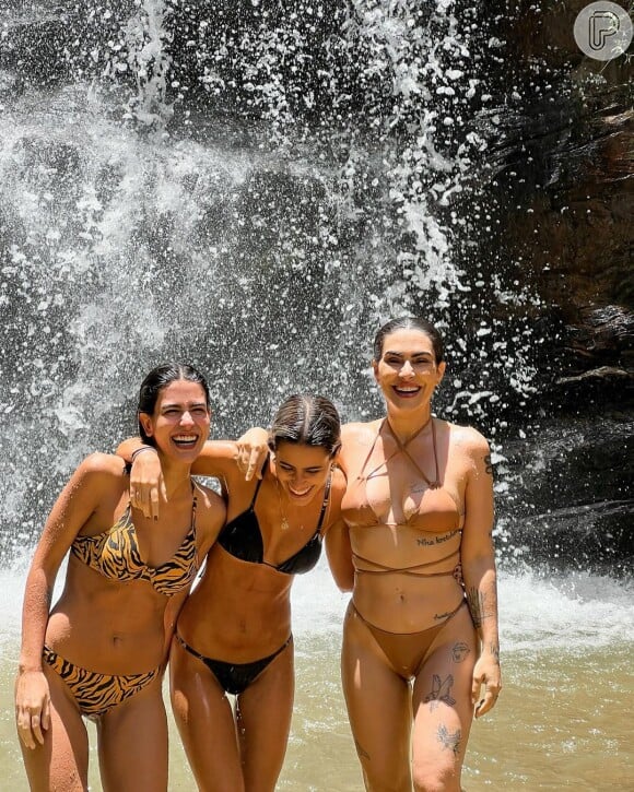 Cleo usou biquíni rico em amarrações em dia de cachoeira com as irmãs Ana e Antonia, que apostaram em animal print e preto para moda praia