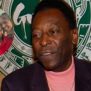 Pelé recebe visita de netos em hospital