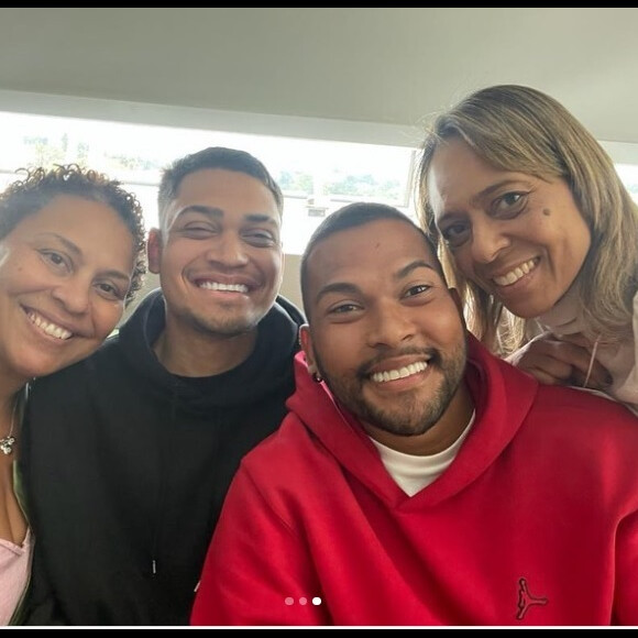 Octavio Felinto Neto e Gabriel Arantes do Nascimento, filhos de Sandra Regina Arantes, visitaram Pelé