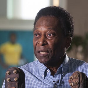 Pelé foi internado para tratar câncer no cólon