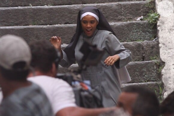 Taís Araújo se veste de freira para gravar cenas como a vigarista Sheila, de 'O Dentista Mascarado'