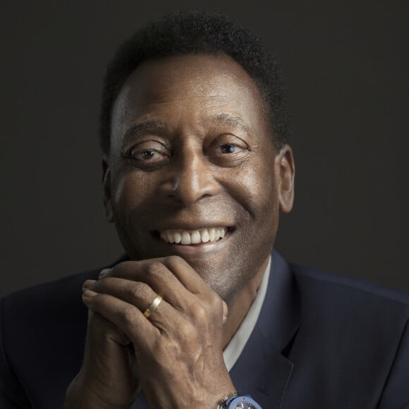 'A inspiração e o amor marcaram a jornada de Rei Pelé, que pacificamente faleceu no dia de hoje. Em sua jornada, Edson encantou todos com sua genialidade no esporte', diz o post