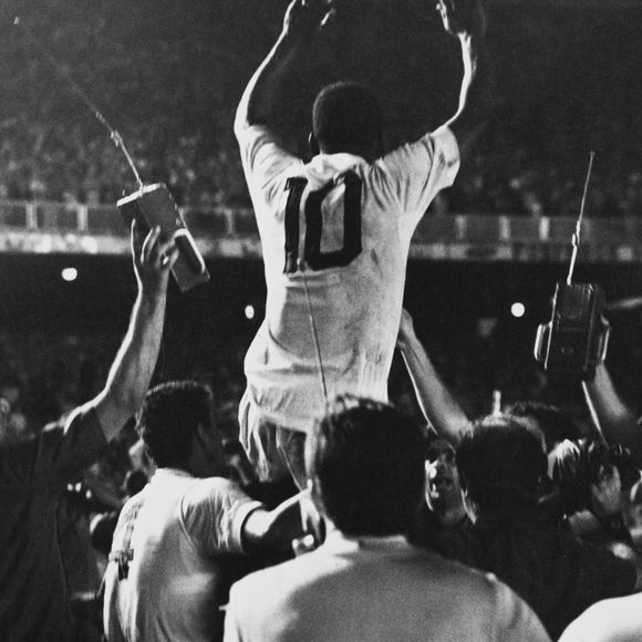 O milésimo gol de Pelé foi em jogo contra o Vasco da Gama, seu time na infância, em 1969.