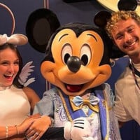 Larissa Manoela se zoa ao levar noivo, André Luiz Frambach, à Disney e web dispara: 'Mickey é o padrinho?'