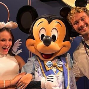 Larissa Manoela zoou a si mesma ao levar André Luiz Frambach para a Disney e web entrou no clima: 'Mickey é o padrinho?'