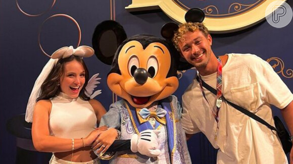 Larissa Manoela zoou a si mesma ao levar André Luiz Frambach para a Disney e web entrou no clima: 'Mickey é o padrinho?'
