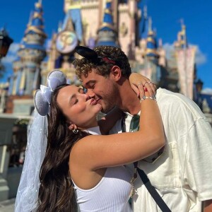 Larissa Manoela virou alvo de brincadeira na web por levar namorados para a Disney: 'Podem falar o que quiser mas é a primeira vez que trago meu noivo. Acharam mesmo que ele não viria?'