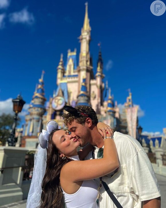 Larissa Manoela virou alvo de brincadeira na web por levar namorados para a Disney: 'Podem falar o que quiser mas é a primeira vez que trago meu noivo. Acharam mesmo que ele não viria?'