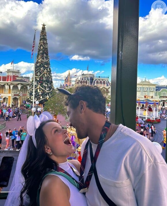 Larissa Manoela e André Luiz Frambach foram alvo de brincadeiras na web por viajarem para a Disney: 'Primeiro e último noivo que vem'