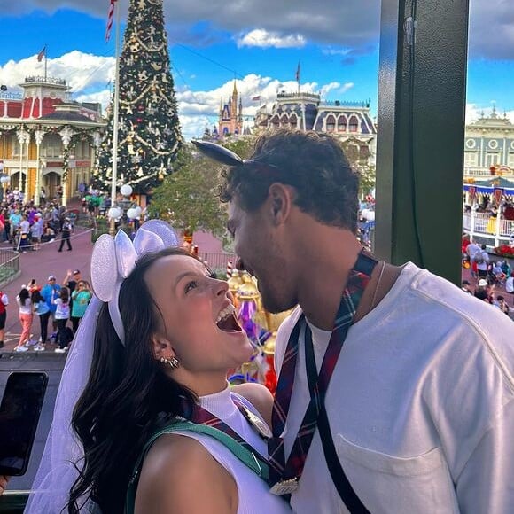 Larissa Manoela e André Luiz Frambach foram alvo de brincadeiras na web por viajarem para a Disney: 'Primeiro e último noivo que vem'