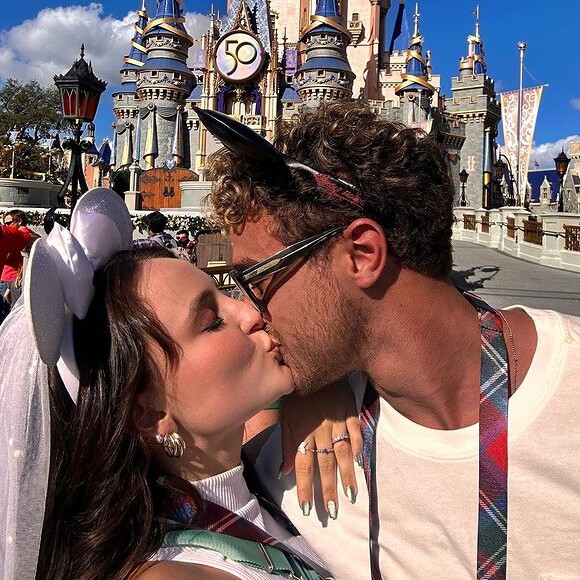 Larissa Manoela e André Luiz Frambach namoraram em 2021, retomaram a relação em 2022 e agora estão noivos