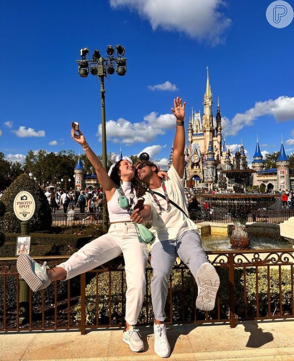 Larissa Manoela foi alvo de brincadeira na web ao levar o noivo, André Luiz Frambach, para a Disney: 'Melhor guia'