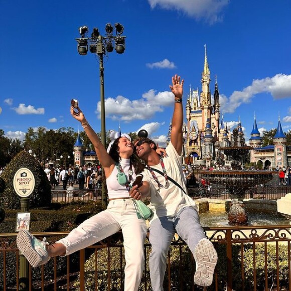 Larissa Manoela foi alvo de brincadeira na web ao levar o noivo, André Luiz Frambach, para a Disney: 'Melhor guia'