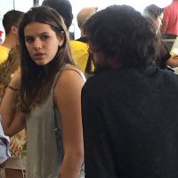 Bruna Marquezine e Marlon Teixeira são fotografados juntos em aeroporto
