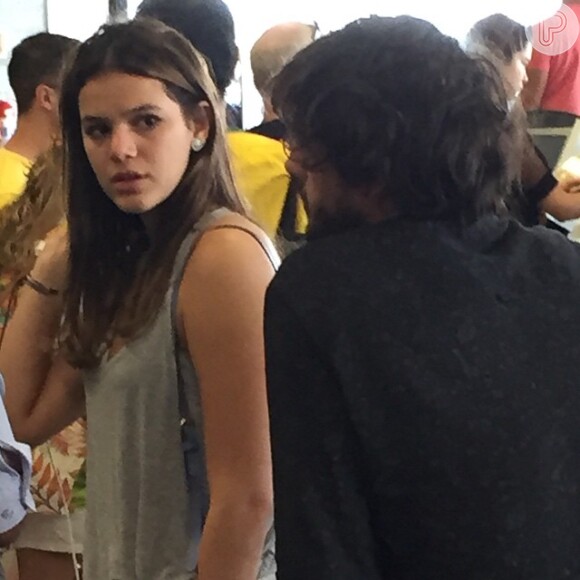 Bruna Marquezine e Marlon Teixeira foram clicados juntos no aeroporto de Florianópolis, Santa Catarina, neste domingo, 4 de janeiro de 2015