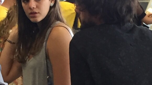 Bruna Marquezine e Marlon Teixeira são fotografados juntos em aeroporto